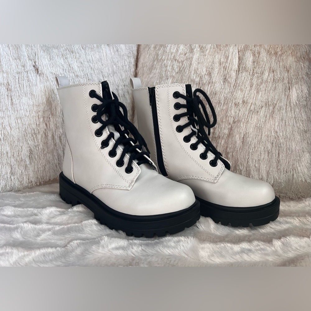 Soda Women’s Combat Platform Boots with Side Zipper Size 7